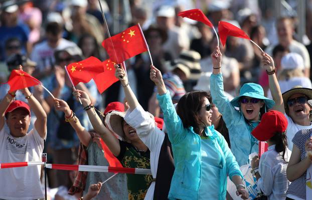 Sarajevo: Brojne zastave iz svih krajeva svijeta hodo?asnici podigli u zrak dok iš?ekuju papu Franju