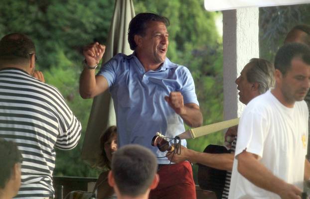 ARHIVA - 2010. Hvar: Nakon Dinamovog poraza Zdravko Mami? iz sveg glasa pjevao dalmatinske pjesme