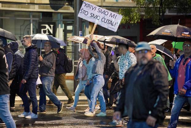 Završen je četvrti prosvjed u Beogradu, ali građani usprkos kiši i dalje stoji ispred zgrade RTS-a