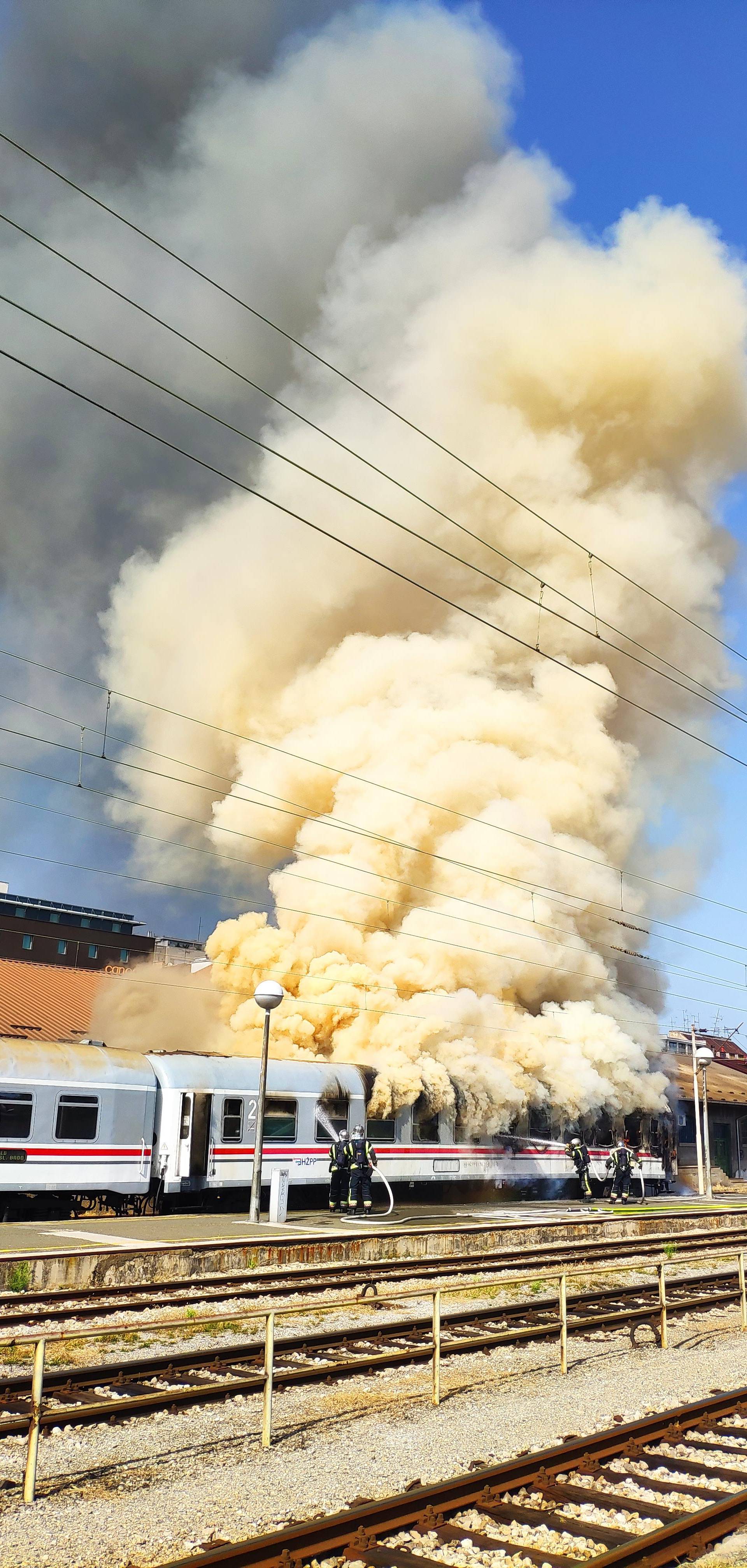 Ugasili vagon koji se zapalio na Glavnom kolodvoru u Zagrebu