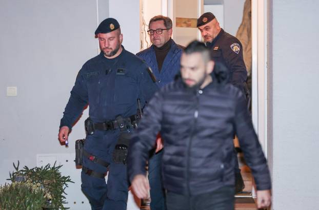 Zagreb: Izlazak Andrije Mikulića i inspektora iz kuće nakon opsežne pretrage