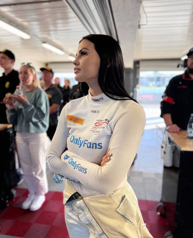 Iz trkaćih automobila prebacila se na OnlyFans i 'diže' milijune