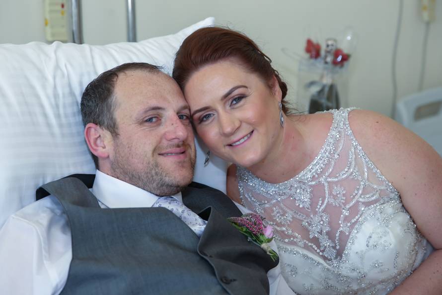 Slomio kuk pa ga na svadbu donijeli u bolničkom krevetu