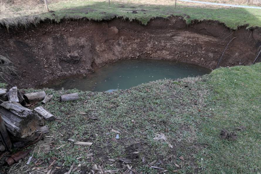 Rupe nastale nakon potresa su počele 'gutati' obiteljske kuće