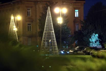 Postavljeni su ukrasni metalni borovi ispred zgrade HNK-a