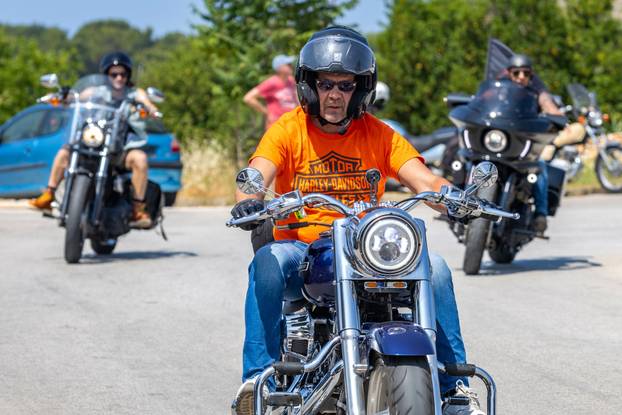 Nekoliko tisuća vlasnika Harley Davidsona prolazi kroz Pulu u defileu