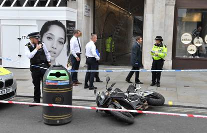 Naoružani čekićima i noževima opljačkali trgovinu u Londonu