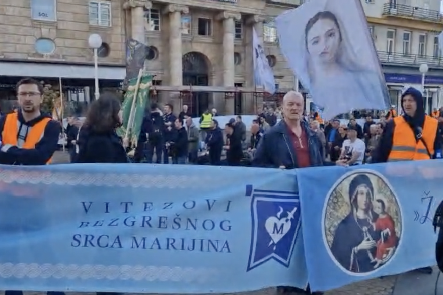 Molitelji na Trgu bana Josipa Jelačića u Zagrebu