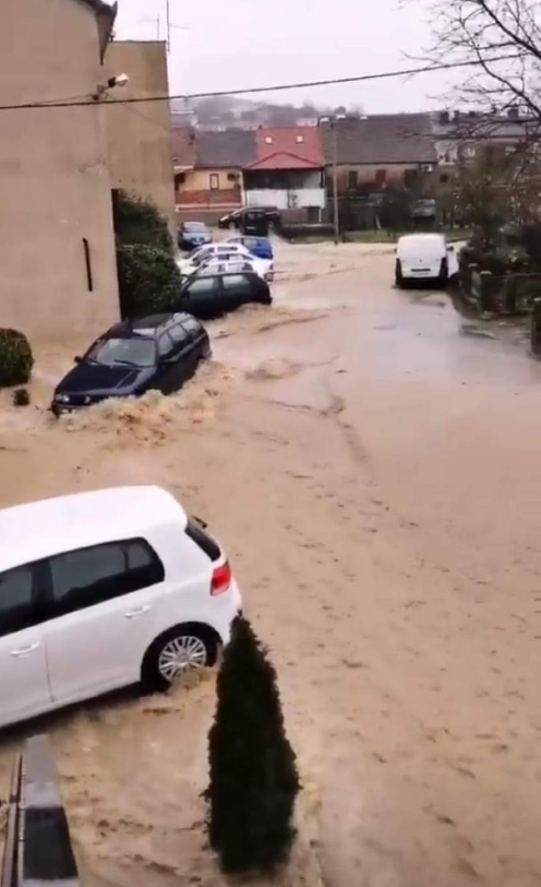 Kiša je padala cijeli dan, a onda je centar odjednom poplavio. 'Trgovine su sve pod vodom'