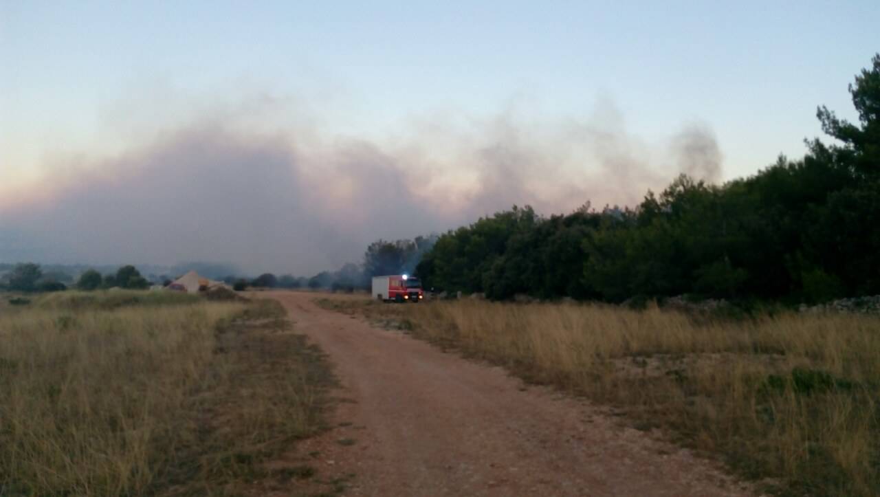 Kod Šibenika spasili kuće, gori kod Šestanovca, na Marjanu...