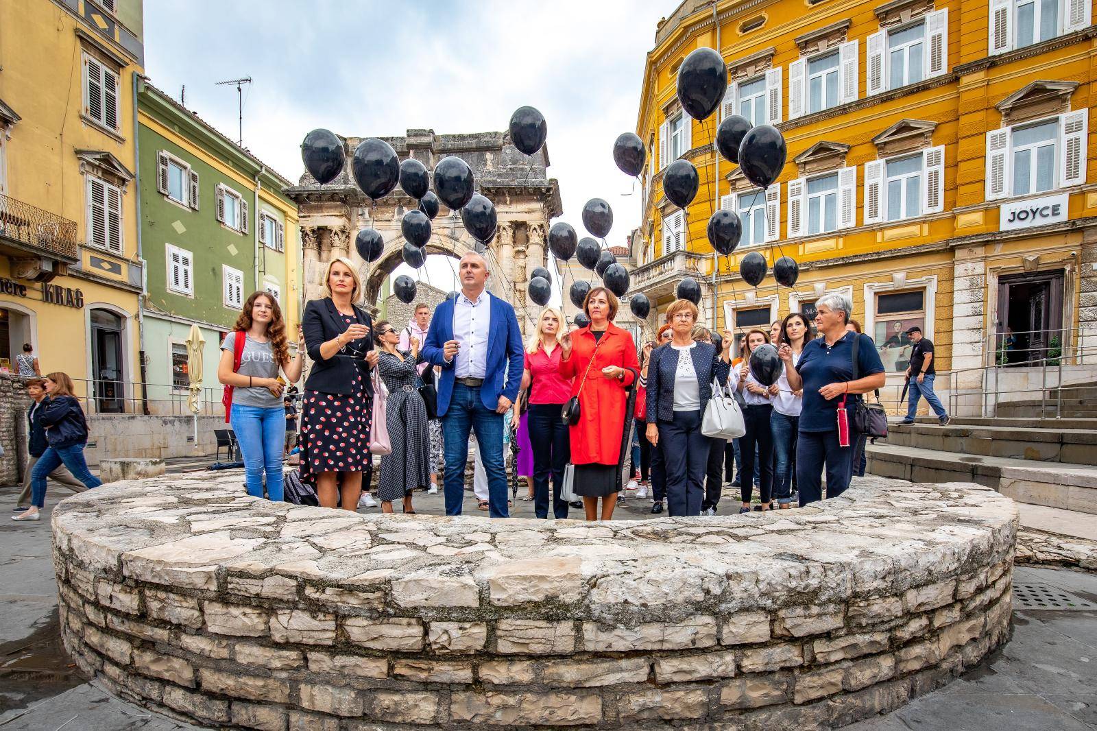 Pula: Puštanjem crnih balona na Portarati odana počast ženama žrtvama nasilja