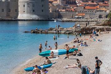 Dubrovnik: Ljetni ugo&dstrok;aj na pla&zcaron;i Banje