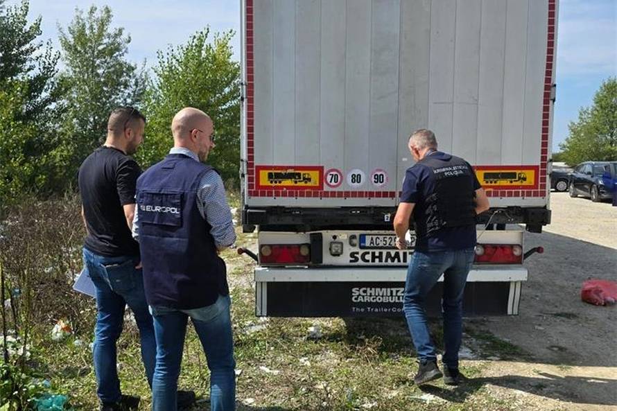 FOTO Opasno krijumčarenje kod Zaprešića: Spasili živote šestero migranata skrivenih u kamionu