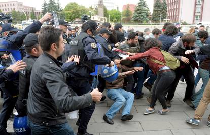Policija rastjerala prosvjednike pred zgradom parlamenta