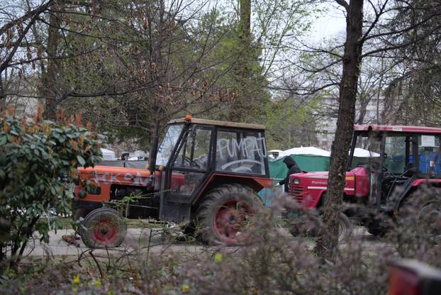 Beograd: Oštećeni traktori parkirani oko Pionirskog parka