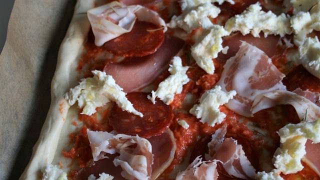 Bez previše filozofije, evo vam recepta za finu domaću pizzu