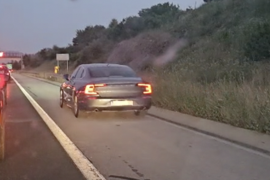 Vožnja po zaustavnoj traci na autocesti