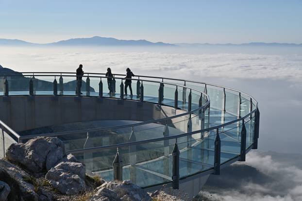 Makarska:  Malobrojni  turisti i izletnici uživaju u spektakularnom pogledu s vidikovca Nebeska šetnica - Skaywalk Biokovo