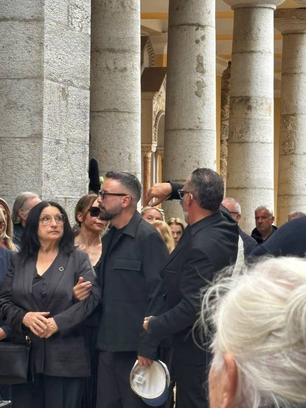 FOTO Emotivni prizori: Shrvani Tony i Matteo Cetinski podrška su majci na ispraćaju oca Mirka