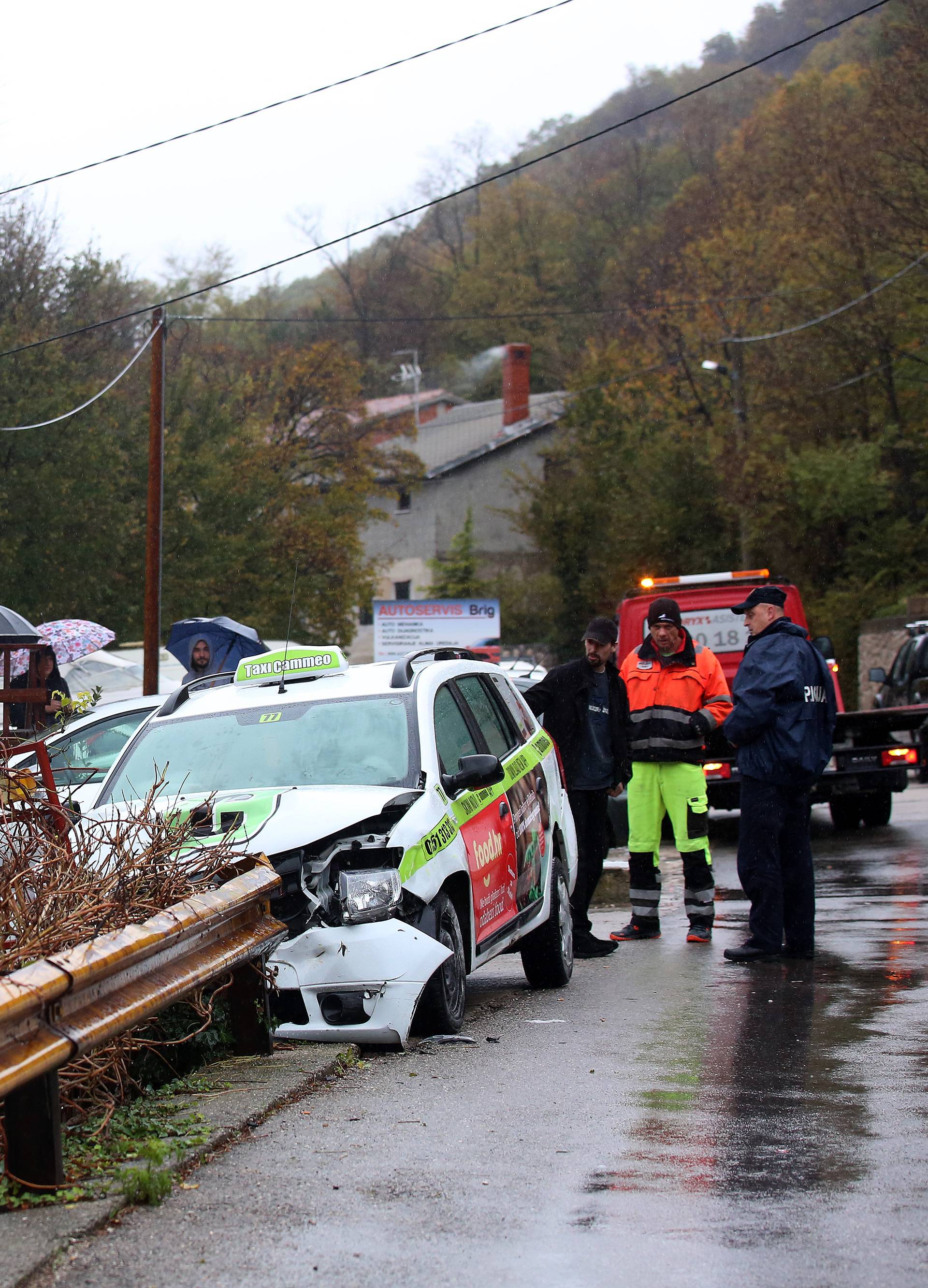 Rijeka: VozaÄ Taxi Cammea udario parkirano vozilo koje je zavrÅ¡ilo na zaÅ¡titnoj ogradi