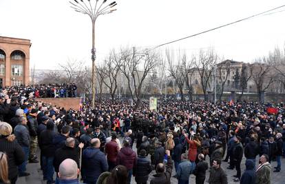 Prosvjednici upali u zgradu vlade i traže odlazak premijera