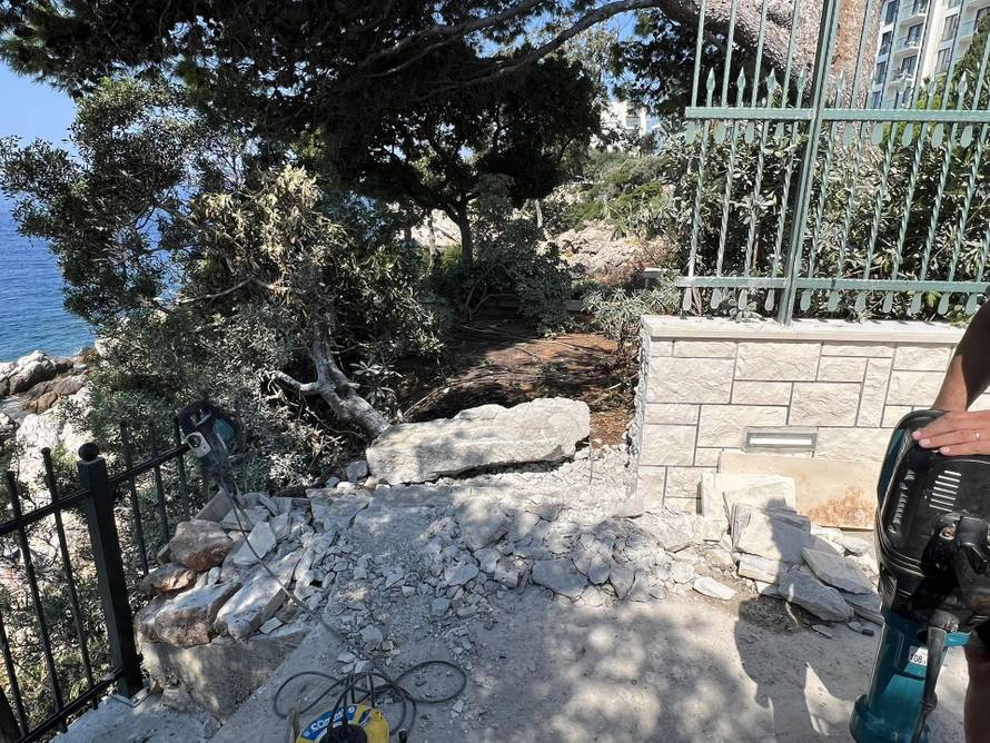 VIDEO Dubrovčani srušili zid koji je ogradio plažu, evo kako sada izgleda. Reagirali i iz hotela