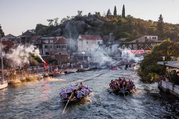 Prolazak Maratona lađa kroz Rogotin uz bakljadu