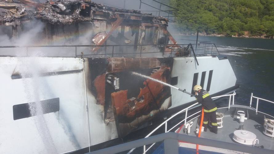 Pogledajte video: Planula jahta kod Dubrovnika, spasili 13 ljudi