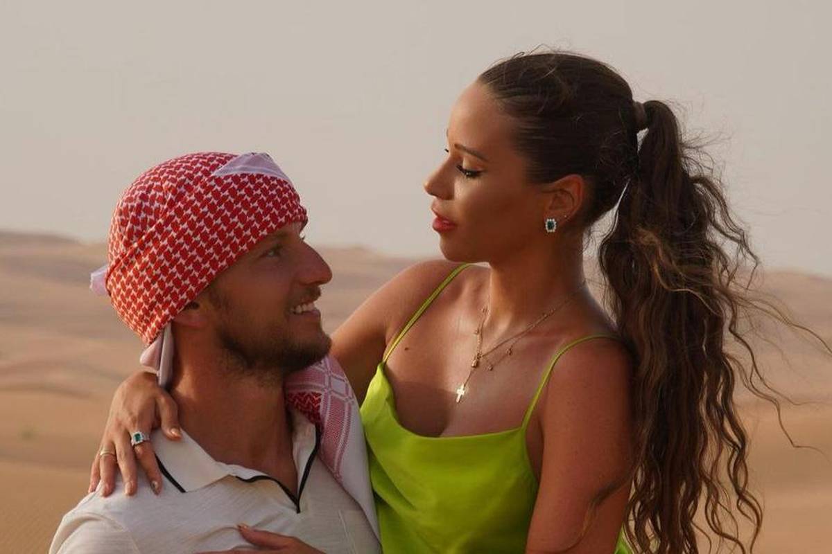 Nakon vožnje jet-skijem Rakitić i Raquel zajahali deve u Dubaiju