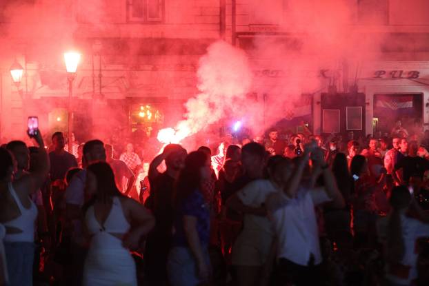 Osijek: Bakljada navijača nakon prvog gola na utakmici Hrvatske i Gane