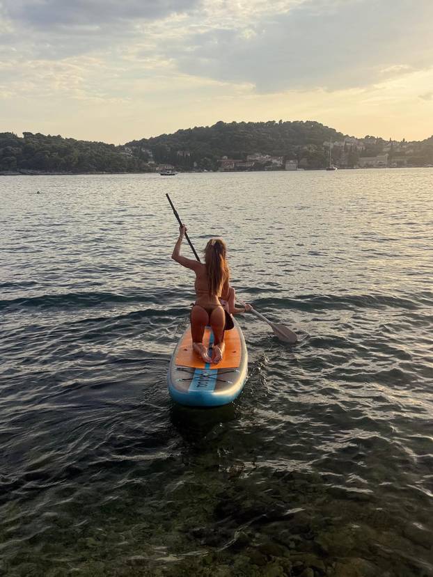 FOTO Ma, kakva srednja dob? Pišek u minijaturnom kupaćem pokazala savršenu figuru