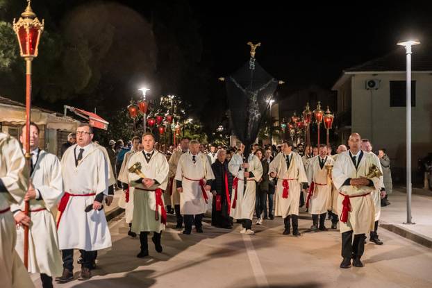 Jelsa: Ispraćaj jelšanskog križa i početak procesije "Za križen"