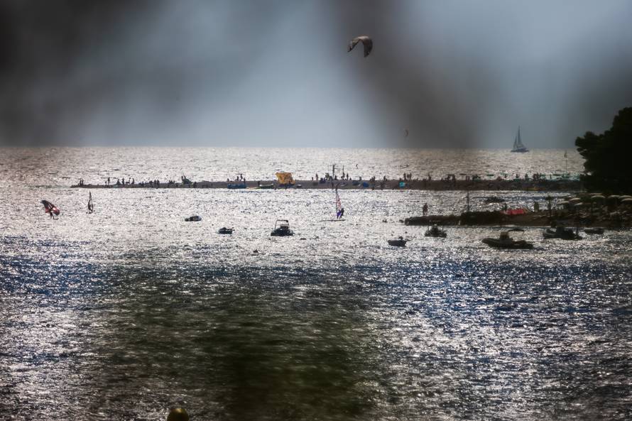 Bol: Pogled sa Dominikanskog Samostana prema Zlatnom Ratu