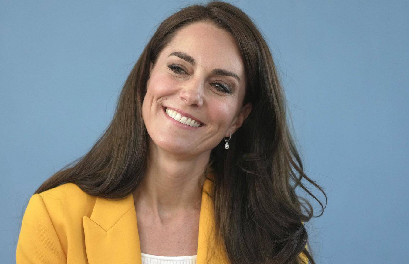 Kate Middleton prilikom posjeta dobrotvornoj organizaciji za pomo? mladima potvrdila  sjajan osje?aj za modu