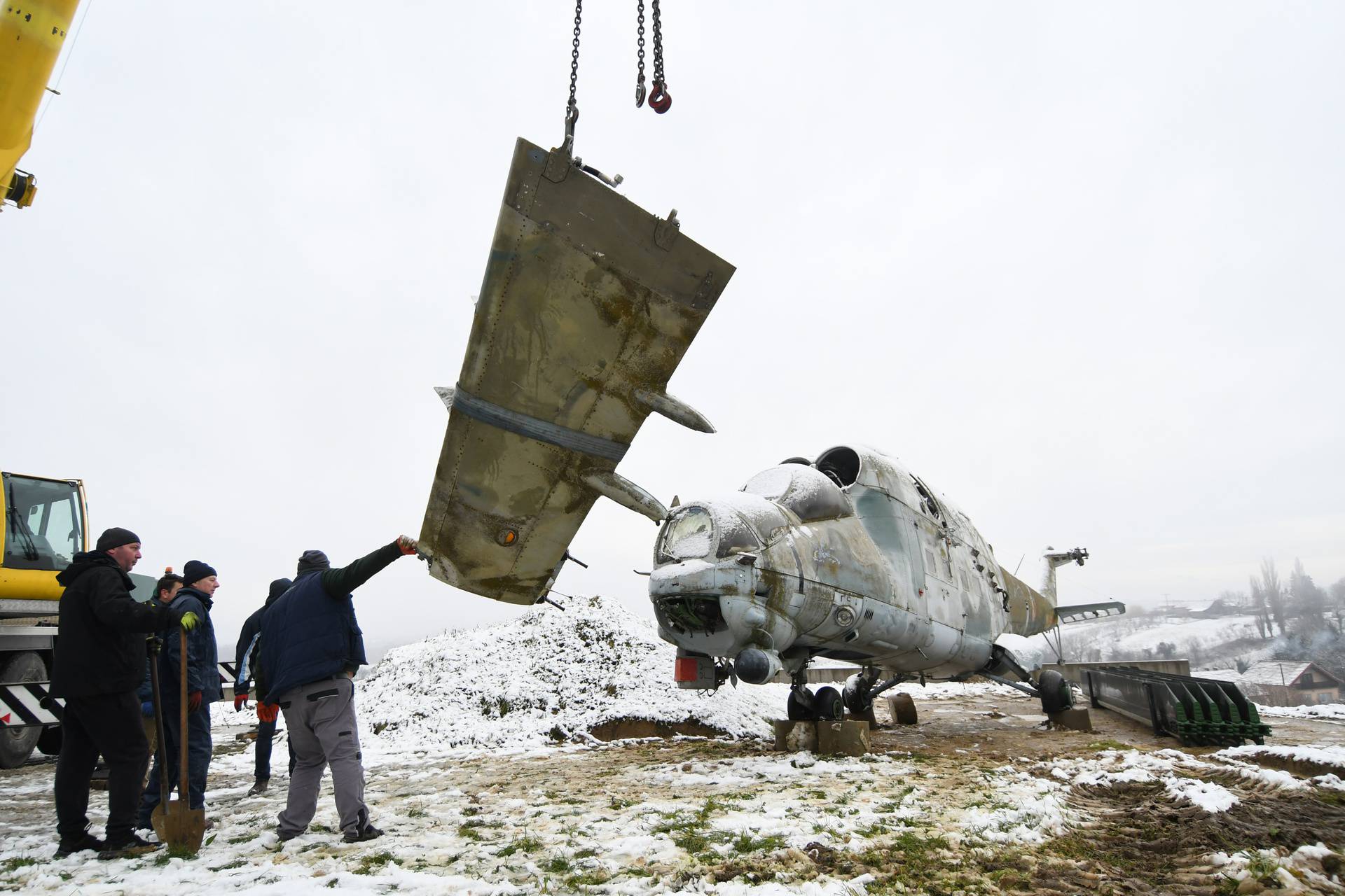 Bjelovar: Zrakoplov MiG 21 BIS i helikopter Mil Mi-24 dopremljeni u Kapelu gdje će biti turistička atrakcija