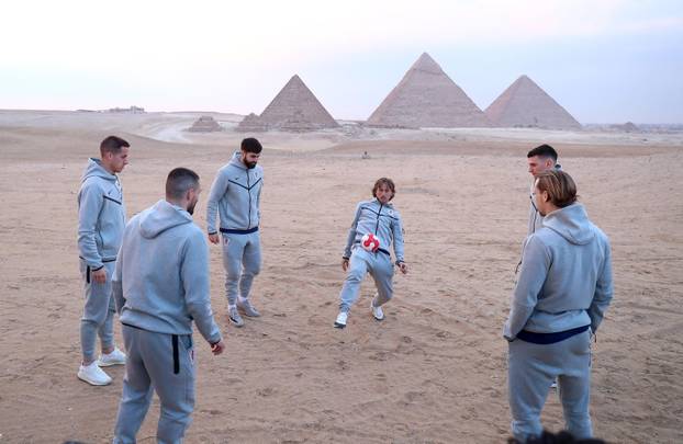 Kairo: Hrvatski nogometni reprezentativci obišli su piramide