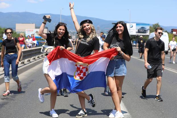 Zagreb: Tisuće fanova Thompsona prolazi Mostom Slobode koji je zatvoren za promet