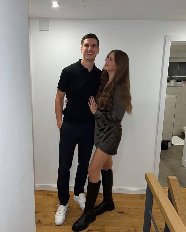 FOTO Sjajni napadač 'vatrenih' zaručio lijepu Jelenu: 'Ništa od SP-a, ali dobio sam nešto bolje'