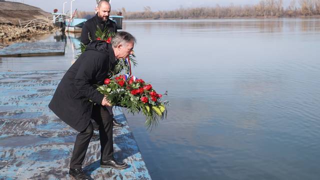 Vukovar: Predstavnici srpskih organizacija odali su počast ubijenima u Vukovaru 1991. godine i na Ovčari