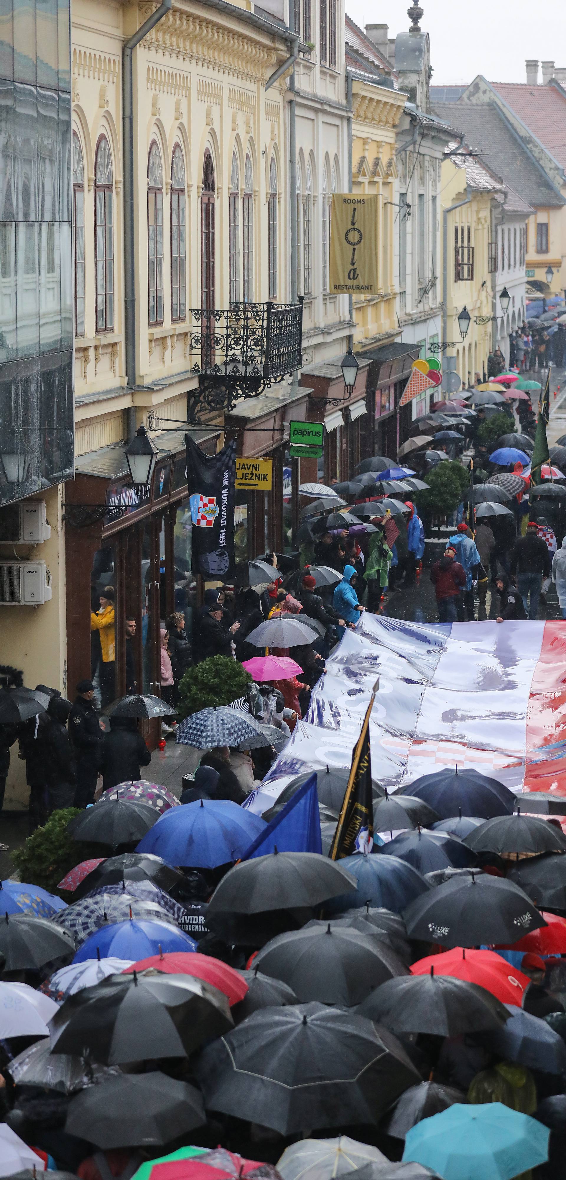 Ulicama grada Vukovara krenula je kolona Sjećanja