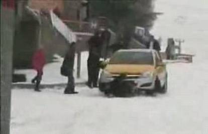 Automobilom vukao ženu 20 metara po snijegu