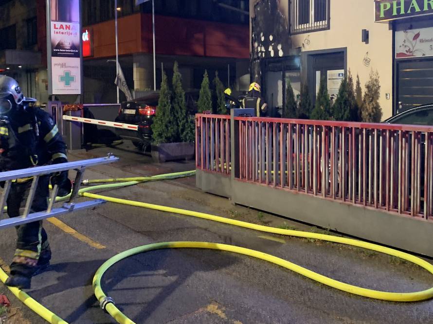 Izbio požar na BMW-u, plamen oštetio fasadu kuće i stolariju