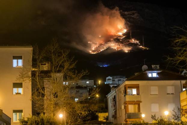 Solin: Šumski požar tijekom večeri buknuo je iznad Solina