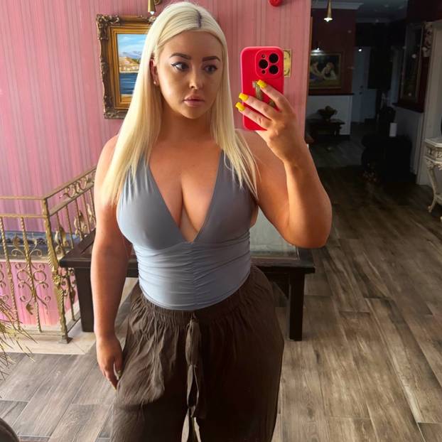 FOTO Bujnoj influencerici ova fobija otežava život: 'Bojim se!'