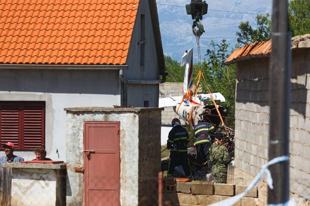 Biljane Donje: Vojskao dvezla vojni avion u bazu