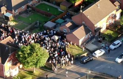 Engleska: Dron snimio uličnu zabavu koja je eskalirala u nasilje, izboden je mladić