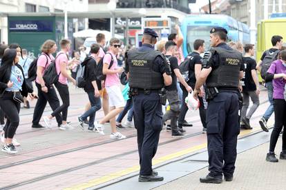 Zagreb: Unatoč zabrani učenici se na Trgu bana Jelačića okupljaju za norijadu