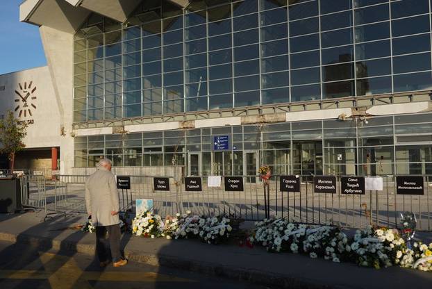 Novi Sad: Veliki broj građana od jutra dolazi odati počast poginulima u padu nadstrešnice