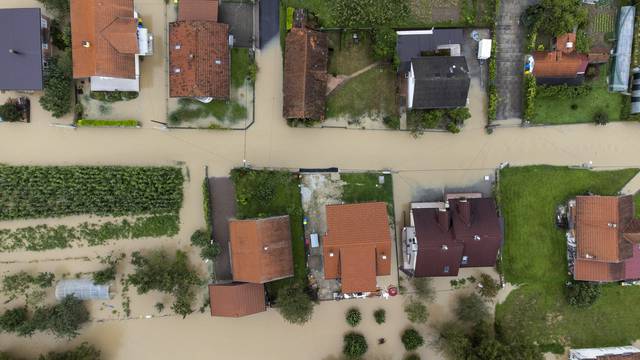 Pogled iz zraka na poplavljene kuće u Javorju