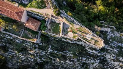 FOTO Ovakvu ju sigurno još niste vidjeli: Pogledajte kako tvrđava Klis izgleda iz zraka